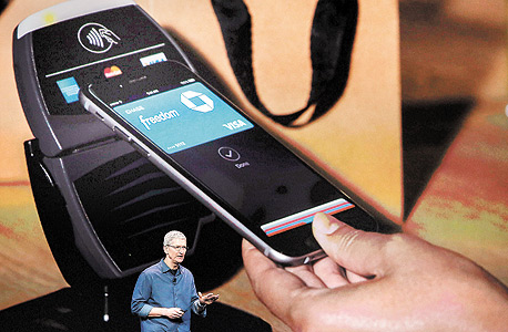 טים קוק מציג שלשום את ה־Apple Pay, על רקע המכשיר החדש
