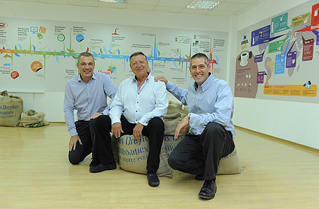 גדי לסין (מימין), מיכאל שטראוס ומריוס מלסטו מנכ"ל שטראוס רומניה
