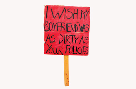  "הלוואי שהחבר שלי היה מטונף כמו המדיניות שלכם", שלט מהפגנה לונדונית נגד קיצוצי תקציב ב־2011