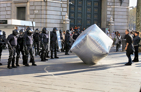  אבן מתנפחת שהושלכה על שוטרים במחאות בברצלונה ב־2012