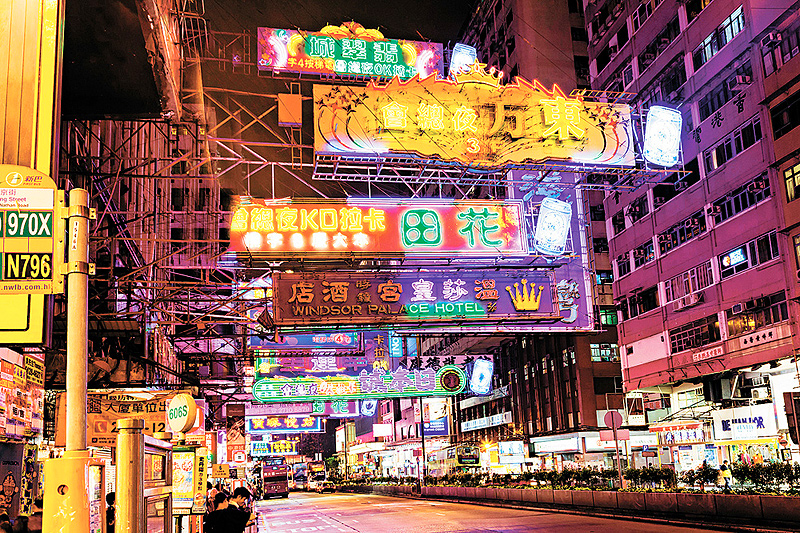 השלטים של הונג קונג. נותנים לשמים גוון ייחודי