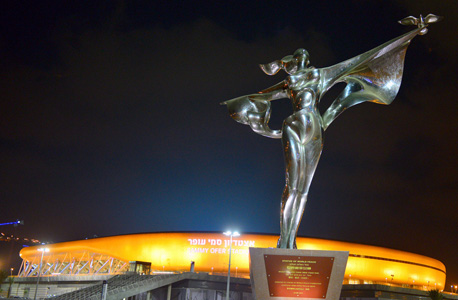 'פסל השלום הבינלאומי' עשוי מפלדת אל-חלד בגובה 16 מטרים ובמשקל 40 טון, הממוקם בחזית הצפון-מערבית של האצטדיון