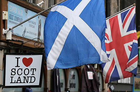 דגל אנגליה ודגל סקוטלנד. ממתינים להכרעה