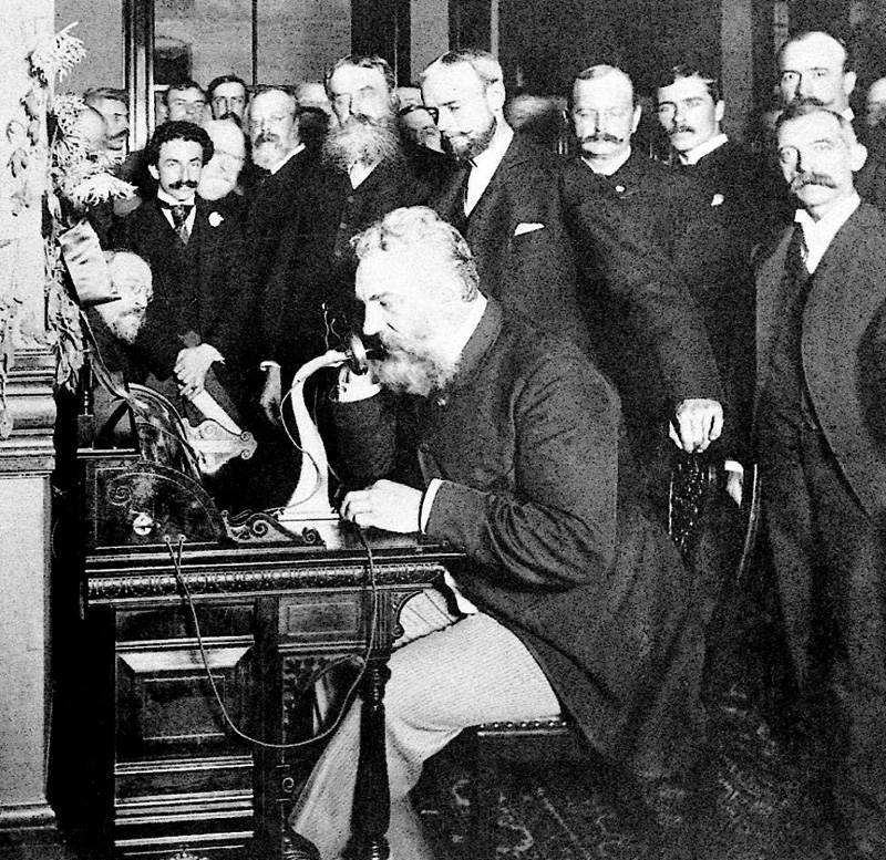 אלכסנדר גראם בל הסקוטי בשיחת הטלפון הראשונה בהיסטוריה, צילום: ויקיפדיה