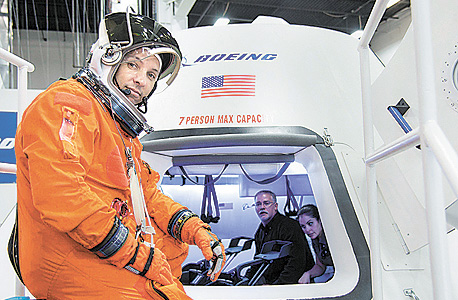 אסטרונאוט של נאס"א בודק חללית של בואינג