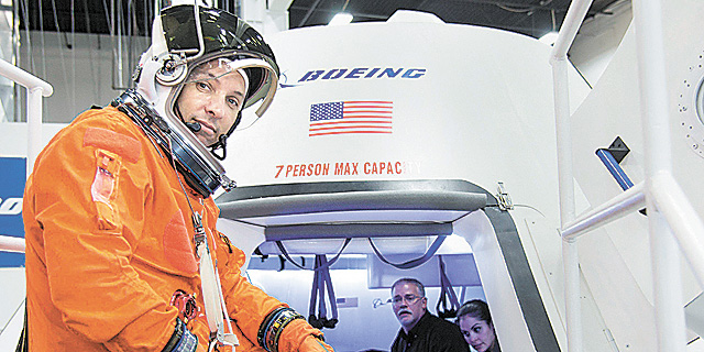 אסטרונאוט של נאס"א בודק חללית של בואינג, צילום: רויטרס