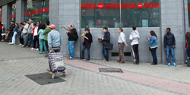 תור ללשכת האבטלה במדריד (ארכיון), צילום: בלומברג