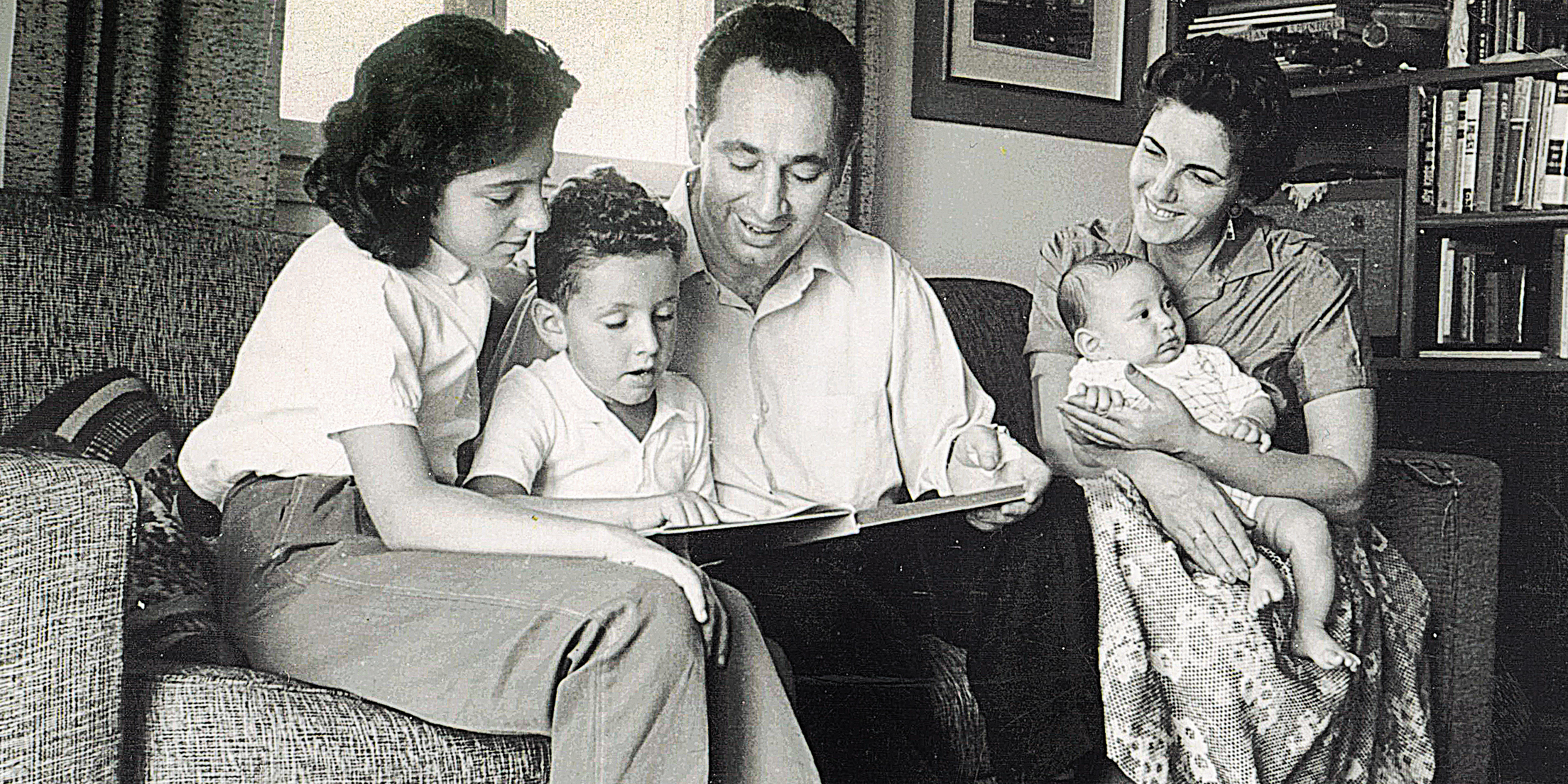 מימין: סוניה, חמי, שמעון, יהונתן וצביה פרס בסלון דירתם, 1958. "תמיד חשבתי שבורכתי באמא הכי טובה בעולם, ובאבא יוצא דופן. הלוואי שהייתי בוחר חברות להשקעה כמו שבחרתי את הוריי" 