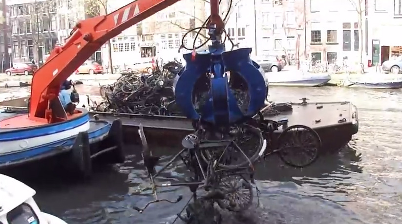מישהו צריך למשות את כל האופניים האלו מהמים