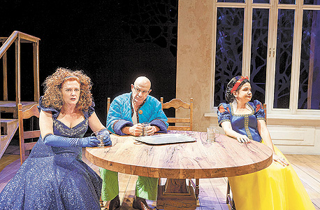 (מימין) ענת וקסמן, רמי ברוך ואודיה קורן ב"וניה, סוניה, מאשה ושפיץ". נאור: "הדמויות קיבלו עם השמות גורל של בדידות" 