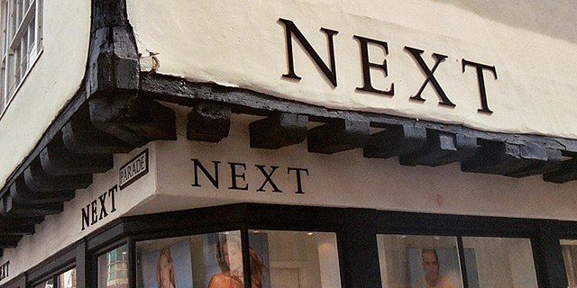 רשת האופנה נקסט חתכה את תחזית המכירות בגלל הקור