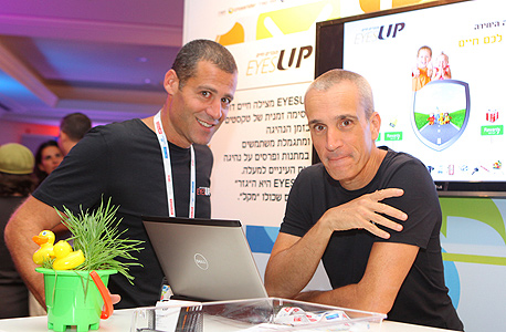 מימין אברי גלעד עם נדב רוזנטל מייסד eyesup , צילום: אוראל כהן