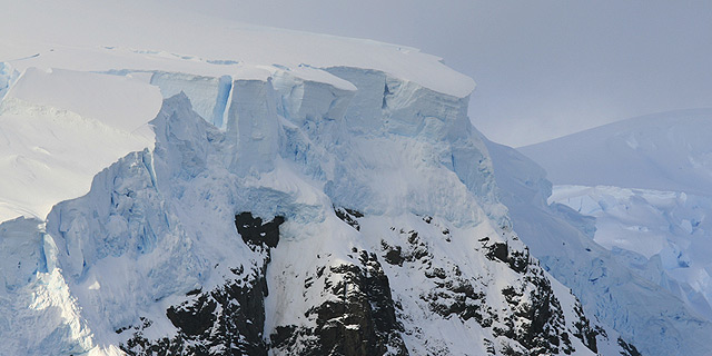 רכס הרים המוסתר תחת מצבורי הקרח העצומים, צילום: NASA, Flickr
