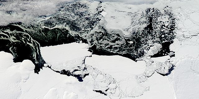 תצלום לווין של ניתוק קרחון מהיבשת, צילום: NASA, Flickr