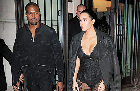 לתצוגה של ז'יבנשי הגיעה קרדשיאן באוברול שחור שקוף ולצדה נורת' בגרסה מיניאטורית של הבגד לתצוגה של ז'יבנשי הגיעה קרדשיאן באוברול שחור שקוף ולצדה נורת' בגרסה מיניאטורית של הבגד