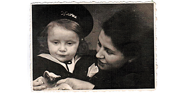 יעקב וינרוט בן שנה עם אמו בגרמניה ב-1948