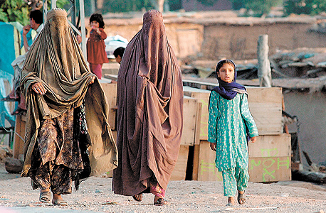פליטות אפגניות מחוץ לאיסלמבד, פקיסטן. ראיסי: "בתקופות מצוקה וקיצוניות דתית התופעה מתרחבת"