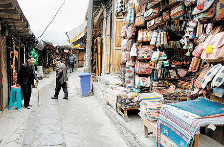 שוק בכפר מסולה בצפון איראן. זרביבי: "כשהלכתי לבית הספר