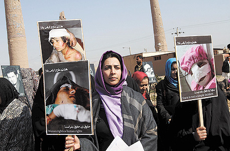 מפגינה באפגניסטן מוחה נגד אלימות כלפי נשים, פברואר השנה