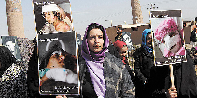 מפגינה באפגניסטן מוחה נגד אלימות כלפי נשים, פברואר השנה, צילום: אי פי איי