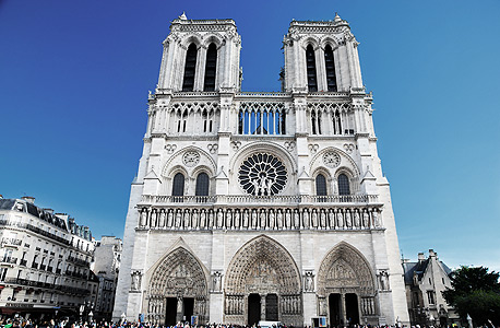 נוטרדאם בפריז. התייר רצה לצלם את הקתדרלה מלמעלה
