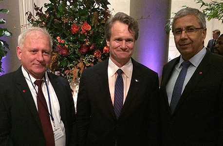 מימין ציון קינן מנכ"ל בנק הפועלים, בריאן מויניהן מנכ"ל בנק אוף אמריקה ויאיר סרוסי יו"ר הפועלים