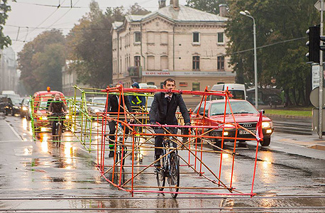 רוכבי האופניים בריגה, לטביה מדגימים כמה מקום תופסת מכונית