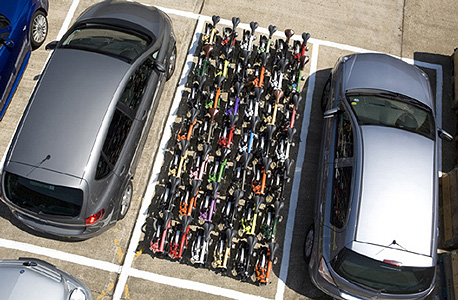 42 זוגות אופניים במקום חנייה של מכונית אחת