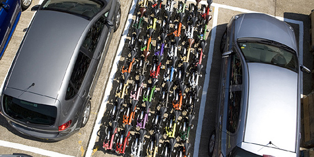 42 זוגות אופניים במקום חנייה של מכונית אחת, צילום: bikehub.co.uk