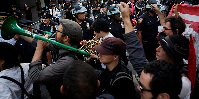 הפגנות תנועת Occupy בארצות הברית. "להאשים את הבנקאים זה להאשים את הסימפטומים, לא את הסיבה", צילום: בלומברג