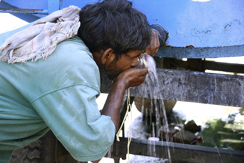 שתיית מי ברז בהודו - בהחלט לא מומלץ., צילום: שאטרסטוק