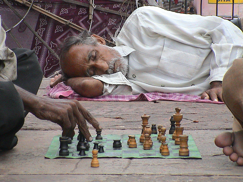 משחק שחמט ברחובות הודו