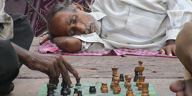 משחק שחמט ברחובות הודו, צילום: Flickr/Joel Carillet