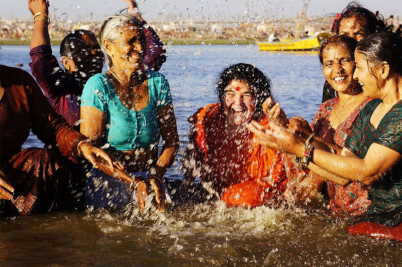 נשים הודיות חוגגות בפסטיבל ה"קומבה מלה"