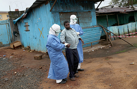 חשופים לסכנת הדבקה חמורה. רופאים בליבריה, צילום: אימג