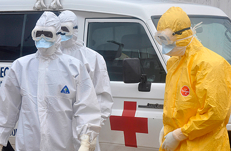 צוות של הצלב האדום בליבריה מוכת האבולה (ארכיון)