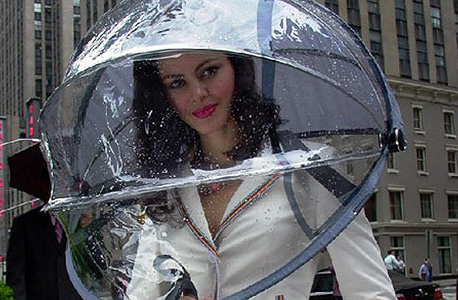מי צריך מטרייה כשיש שריון שקוף נגד גשם?
