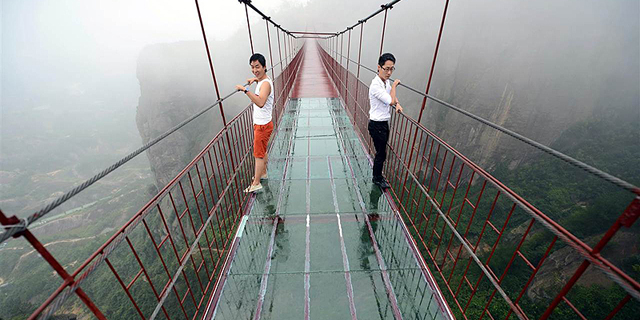 שבועיים אחרי שנפתח: גשר הזכוכית בסין נסדק 1,000 מטר מעל לתהום