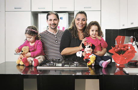 משפחת שביט: אמיר (36), הילה (34), מיכל (4.5) ונעמה (3.5) , צילום: אוראל כהן