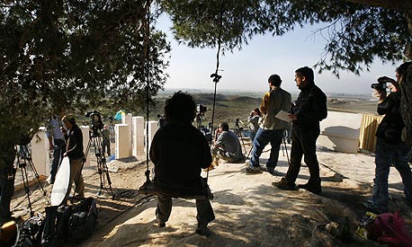 צוות של עיתונאים זרים משקיף על רצועת עזה, בזמן מבצע עופרת יצוקה