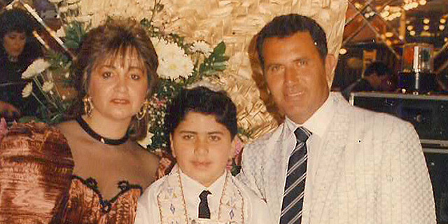1988. רני צים עם הוריו חסיה ועזרא במסיבת בר המצווה שלו באולמי ונוס בתל אביב