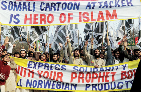 הפגנה בפקיסטן נגד הדפסה חוזרת של קריקטורות־מוחמד שפורסמו בדנמרק ב־2005. "הומור גזעני מחזק את הגזענות" , צילום: איי אף פי