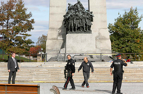 שוטרים קנדים ליד האנדרטה באוטווה