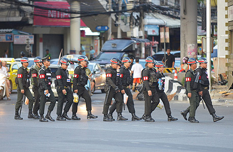 שוטרים תאילנדים. ערוכים להגן על הציבור מפני אלו ההולכים "קומנדו"