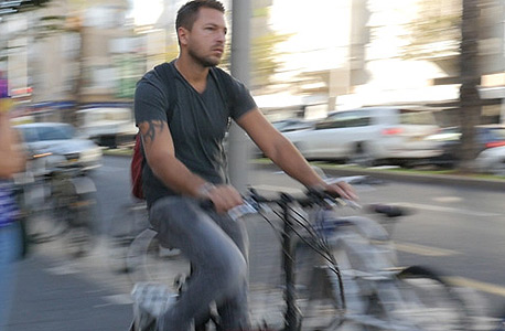 רוכב על אופניים חשמליים בתל אביב. פקחים יוכלו להורות על פינוי דרך, להוציא אוויר מגלגלי אופניים, לגרור אופניים ואף לתת קנסות לרוכבים, צילום: הילה ספאק