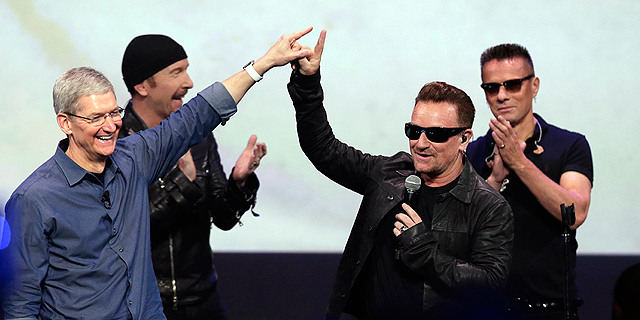 מנכ"ל אפל טים קוק ולהקת U2,  צילום: אי פי איי