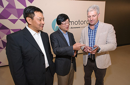 מימין: ריק אסטרלו, מנכ"ל מוטורולה מוביליטי, מנכ"ל לנובו יאנג יאונצ'ינג וליו ג'ון, סמנכ"ל המובייל