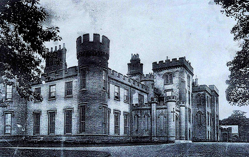 כך נראתה הטירה בשלמותה,לפני שנהרסה ב-1956, צילום: savills.co.uk