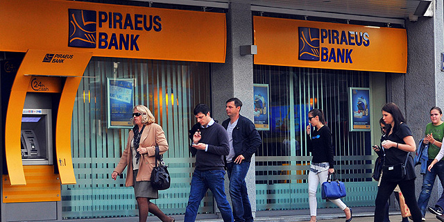 הבנקים היווניים מתחילים לצאת מהבוץ 