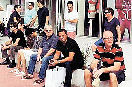 גברים ממתינים גברים ממתינים